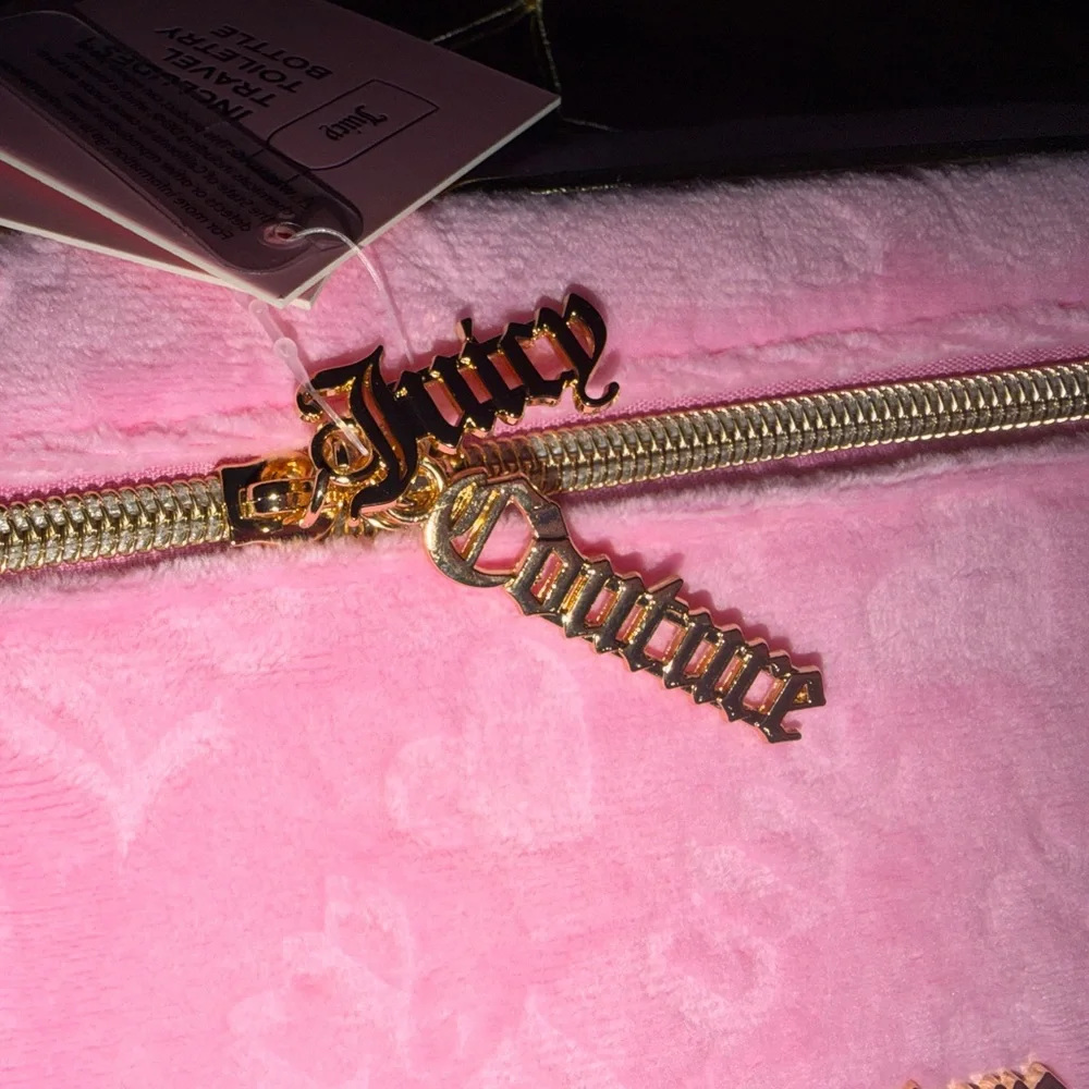 NWT- Juicy Couture Pink Faux-Fur Cosmetic Bag with Gold Accents - Picture 4 of 12